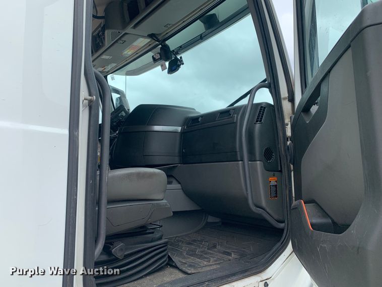 image for item DM7803 2020 Volvo VNL semi truck