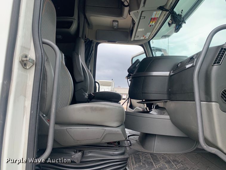 image for item DM7803 2020 Volvo VNL semi truck