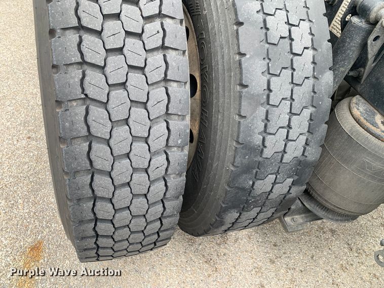 image for item DM7803 2020 Volvo VNL semi truck