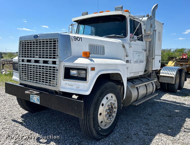 image for item DO1084 1987 Ford LT9000 semi truck