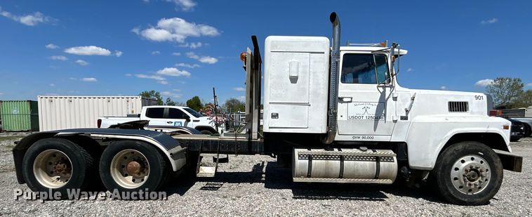 image for item DO1084 1987 Ford LT9000 semi truck