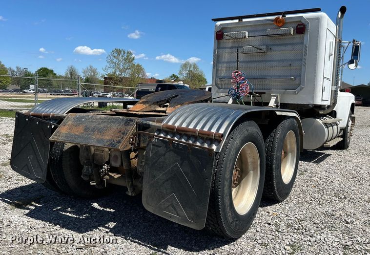 image for item DO1084 1987 Ford LT9000 semi truck