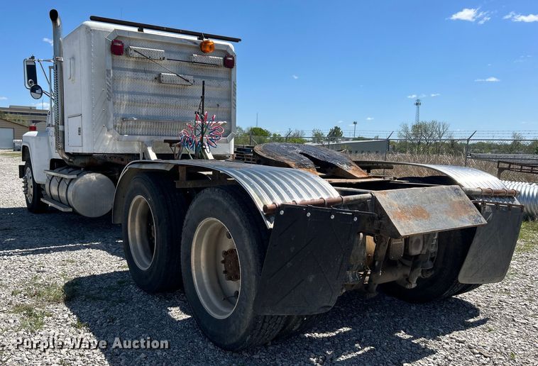 image for item DO1084 1987 Ford LT9000 semi truck