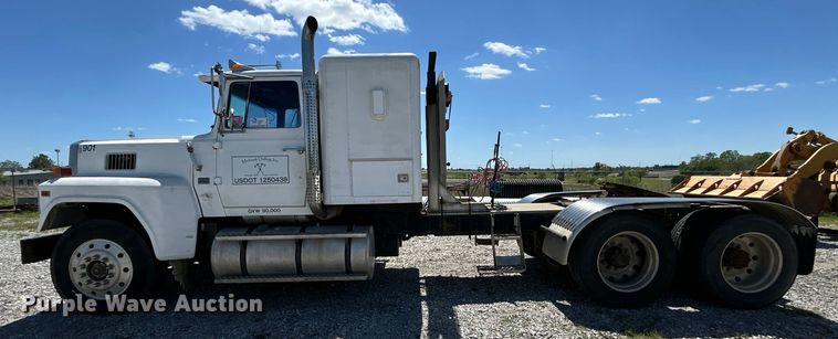 image for item DO1084 1987 Ford LT9000 semi truck