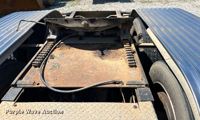 image for item DO1084 1987 Ford LT9000 semi truck