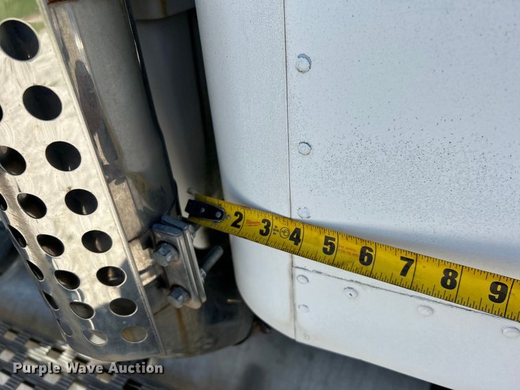 image for item DO1084 1987 Ford LT9000 semi truck