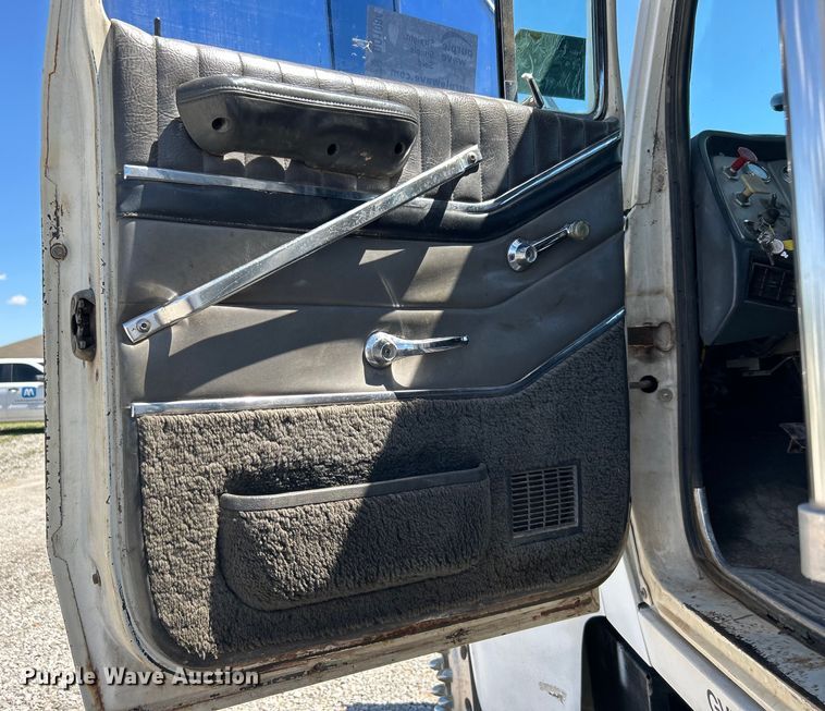 image for item DO1084 1987 Ford LT9000 semi truck