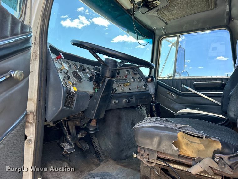 image for item DO1084 1987 Ford LT9000 semi truck