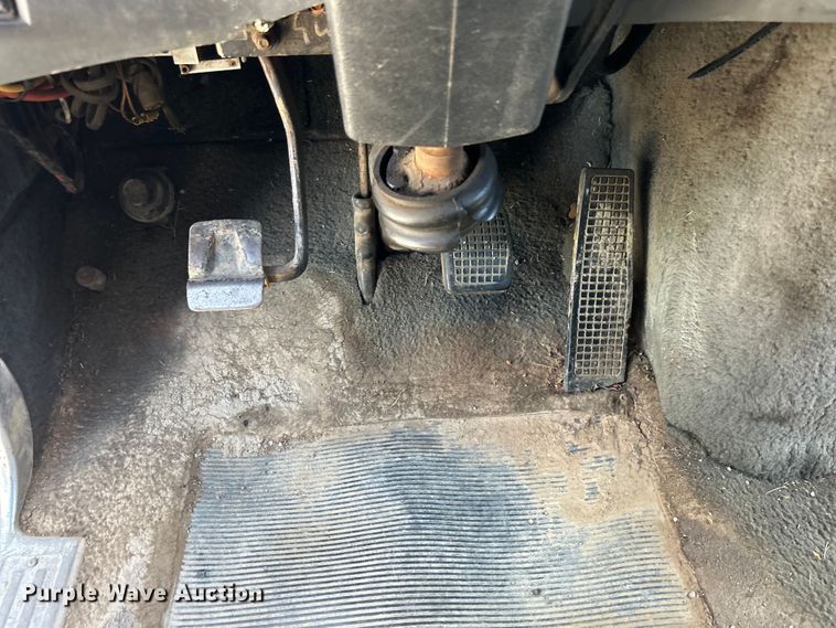 image for item DO1084 1987 Ford LT9000 semi truck