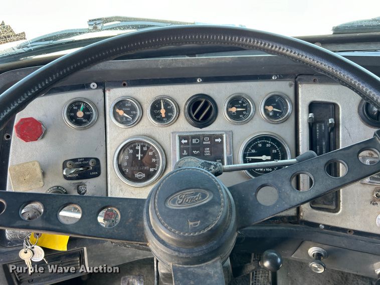 image for item DO1084 1987 Ford LT9000 semi truck