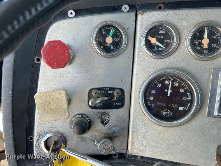 image for item DO1084 1987 Ford LT9000 semi truck