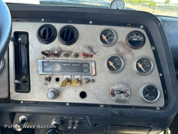 image for item DO1084 1987 Ford LT9000 semi truck