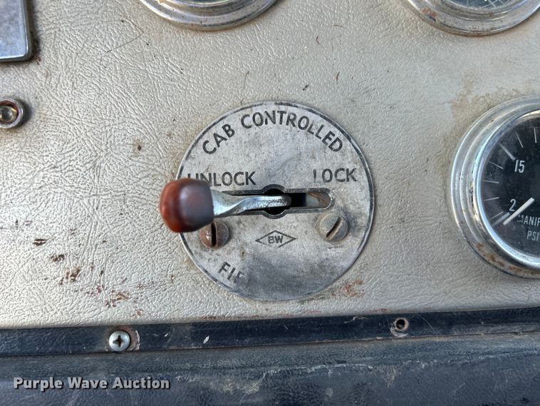 image for item DO1084 1987 Ford LT9000 semi truck