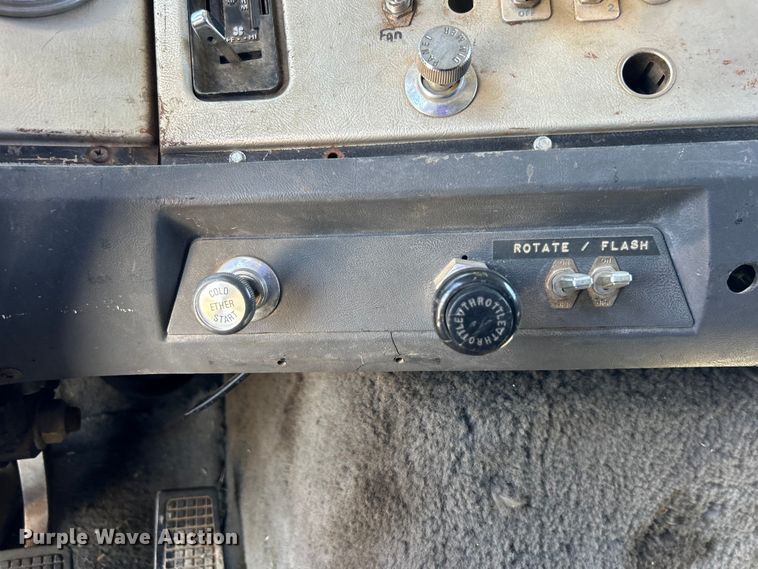 image for item DO1084 1987 Ford LT9000 semi truck