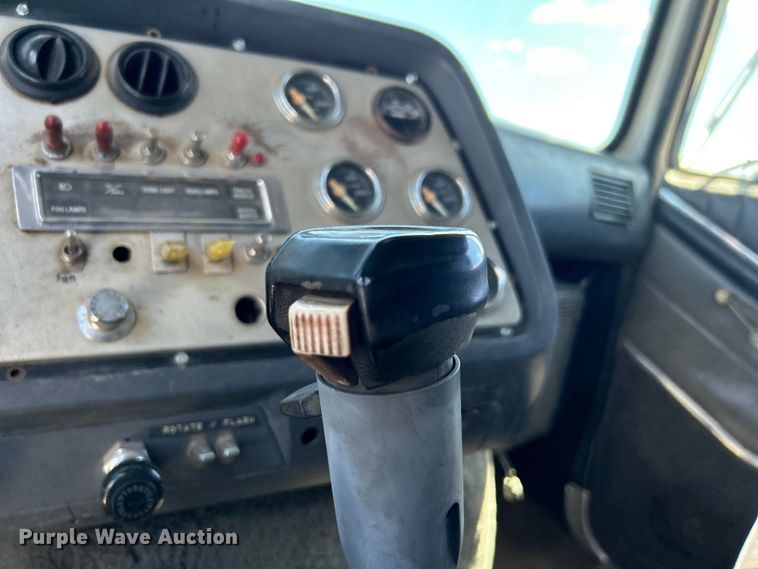 image for item DO1084 1987 Ford LT9000 semi truck