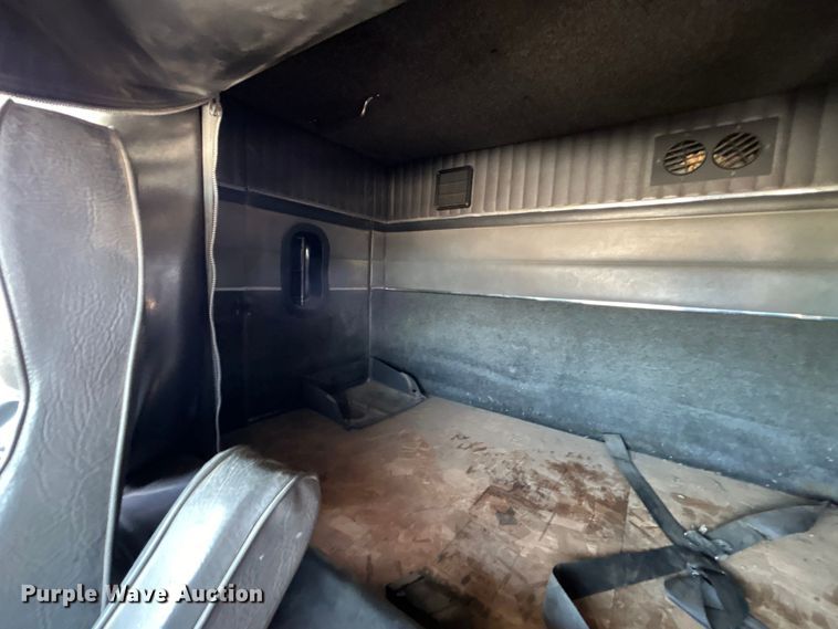 image for item DO1084 1987 Ford LT9000 semi truck