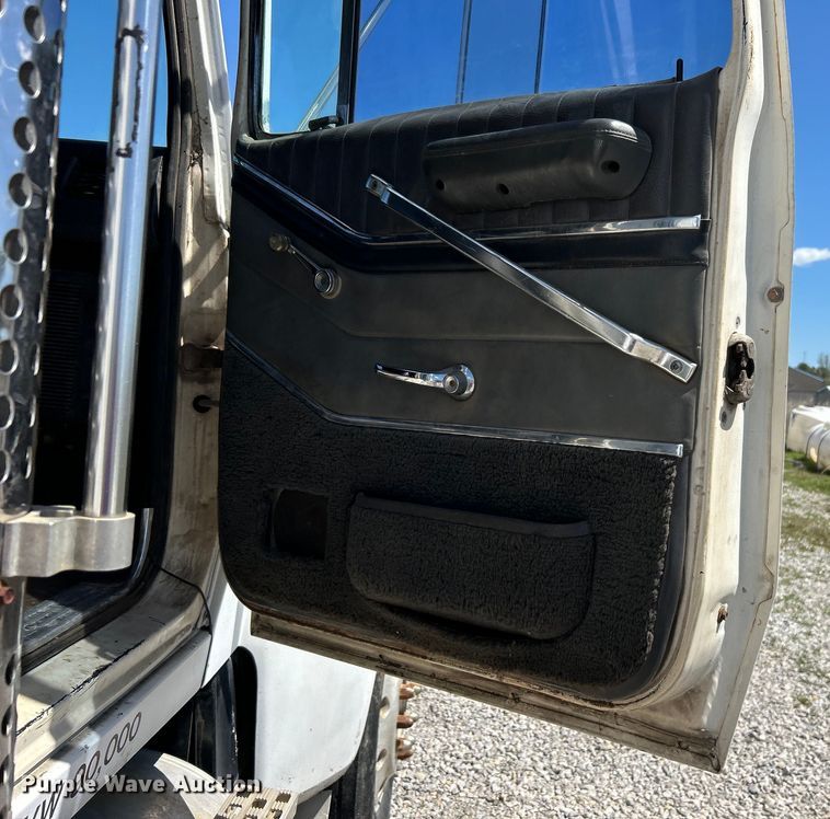 image for item DO1084 1987 Ford LT9000 semi truck