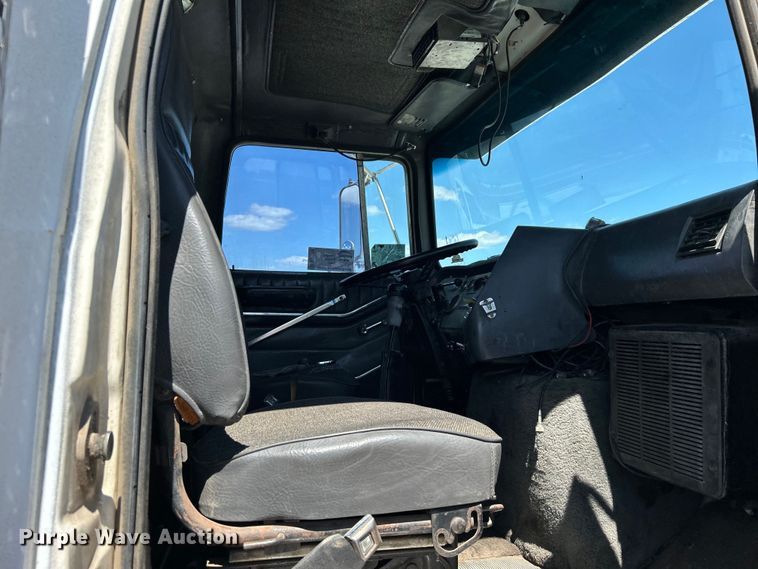 image for item DO1084 1987 Ford LT9000 semi truck