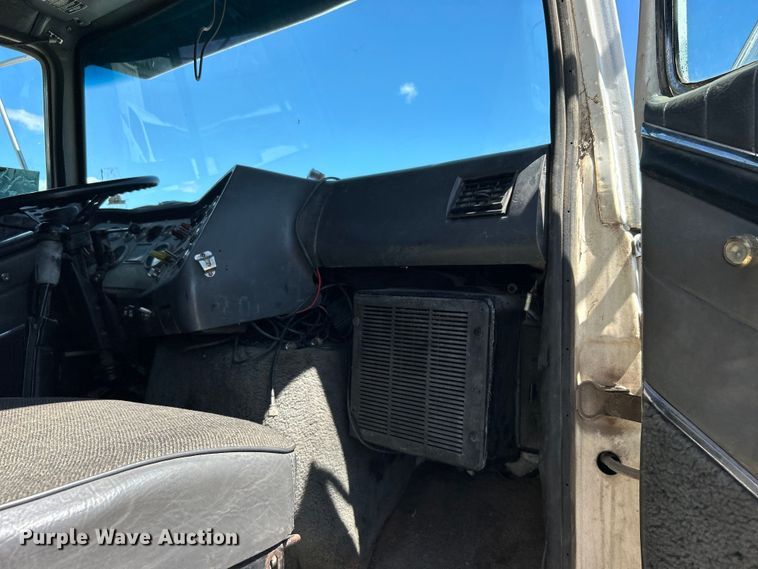 image for item DO1084 1987 Ford LT9000 semi truck