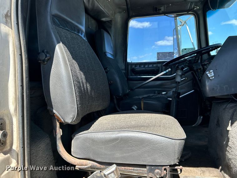 image for item DO1084 1987 Ford LT9000 semi truck