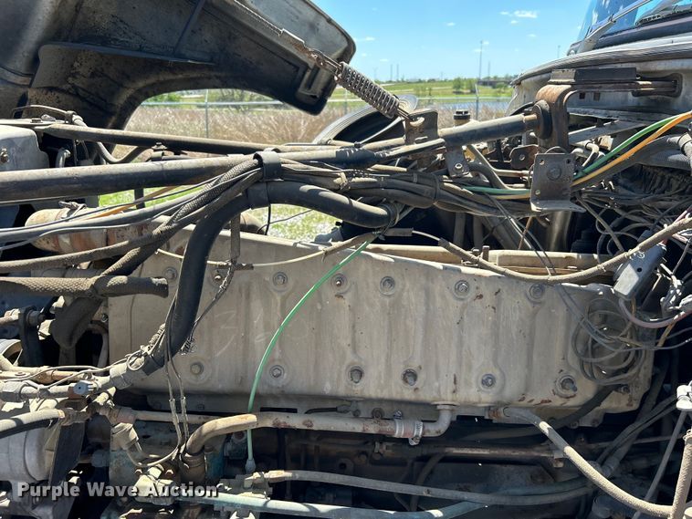 image for item DO1084 1987 Ford LT9000 semi truck