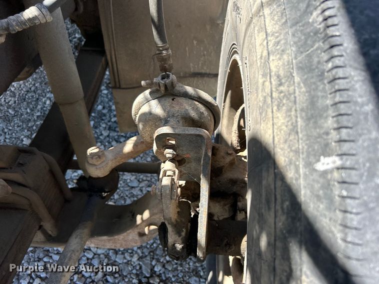 image for item DO1084 1987 Ford LT9000 semi truck