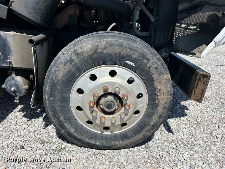 image for item DO1084 1987 Ford LT9000 semi truck