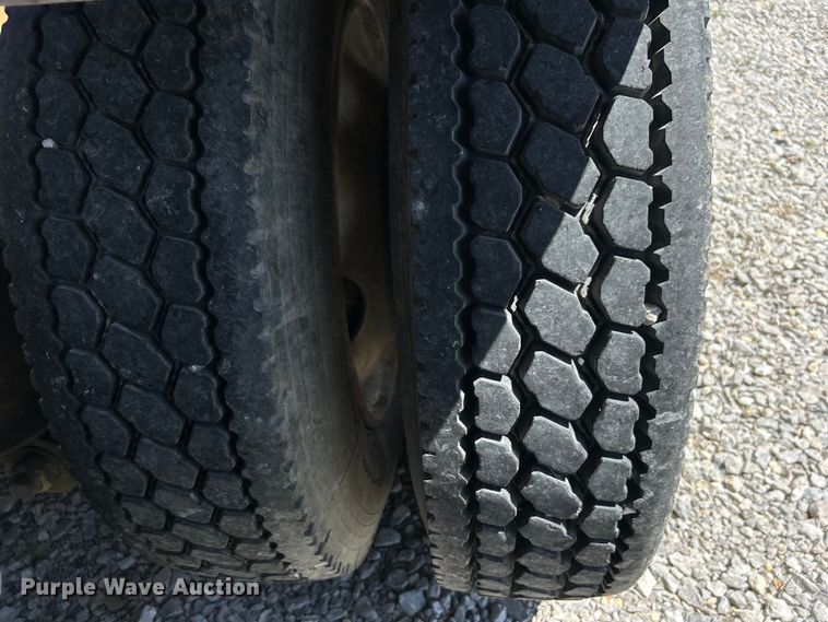 image for item DO1084 1987 Ford LT9000 semi truck