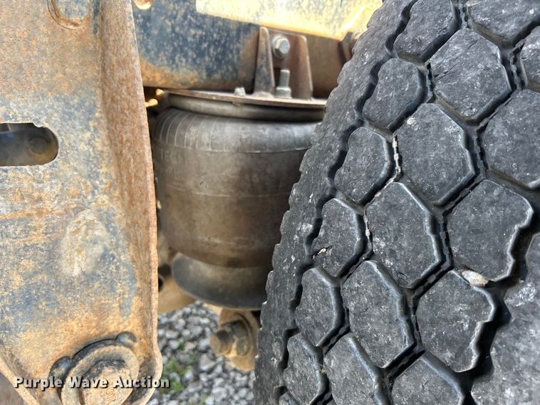 image for item DO1084 1987 Ford LT9000 semi truck