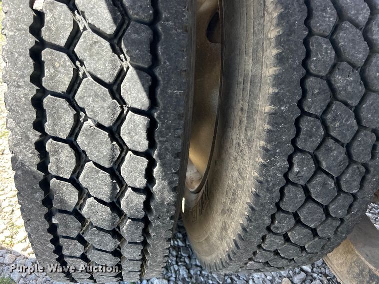 image for item DO1084 1987 Ford LT9000 semi truck