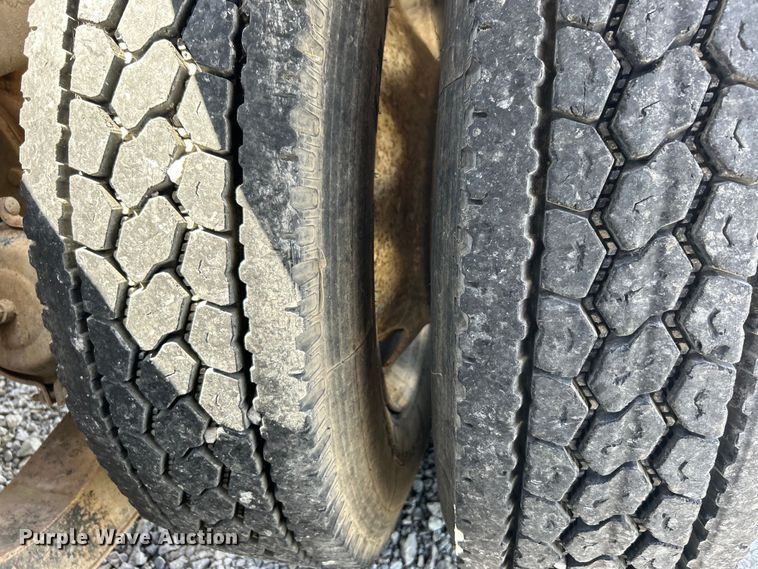 image for item DO1084 1987 Ford LT9000 semi truck