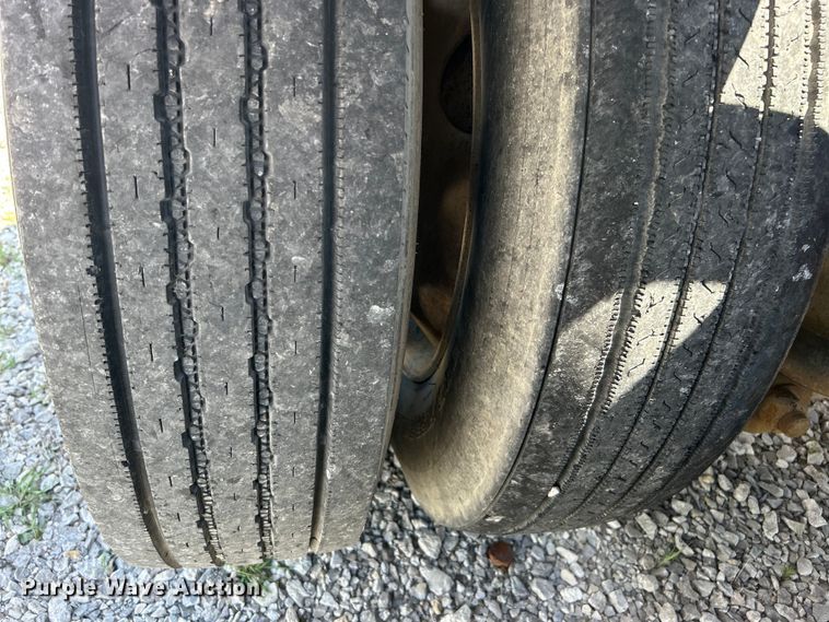 image for item DO1084 1987 Ford LT9000 semi truck