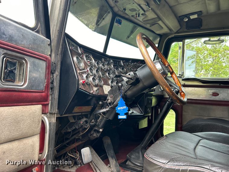 image for item DO1106 1994 Peterbilt  379 semi truck