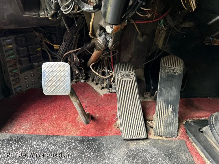 image for item DO1106 1994 Peterbilt  379 semi truck