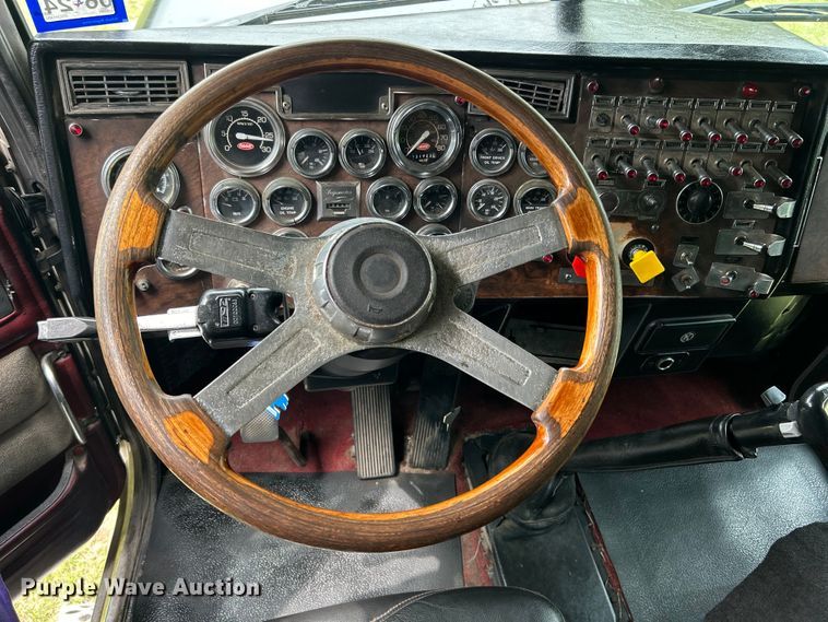 image for item DO1106 1994 Peterbilt  379 semi truck