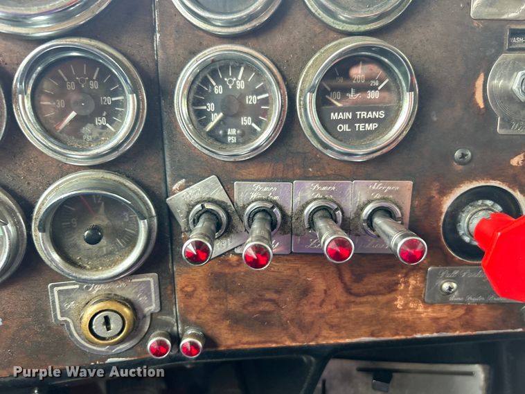 image for item DO1106 1994 Peterbilt  379 semi truck