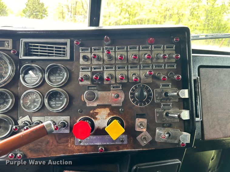 image for item DO1106 1994 Peterbilt  379 semi truck