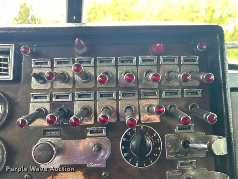 image for item DO1106 1994 Peterbilt  379 semi truck