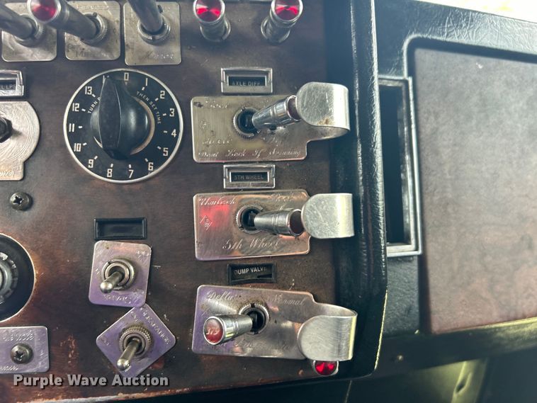 image for item DO1106 1994 Peterbilt  379 semi truck