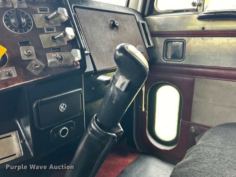 image for item DO1106 1994 Peterbilt  379 semi truck