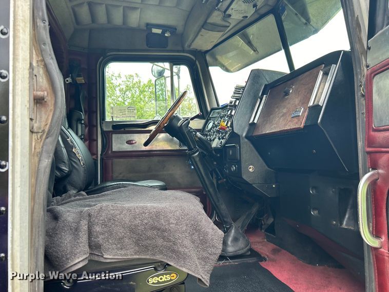 image for item DO1106 1994 Peterbilt  379 semi truck