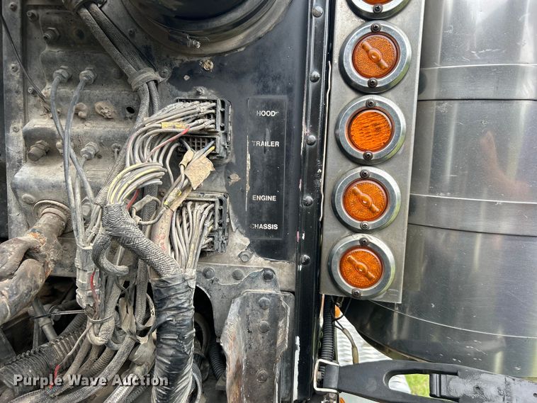 image for item DO1106 1994 Peterbilt  379 semi truck