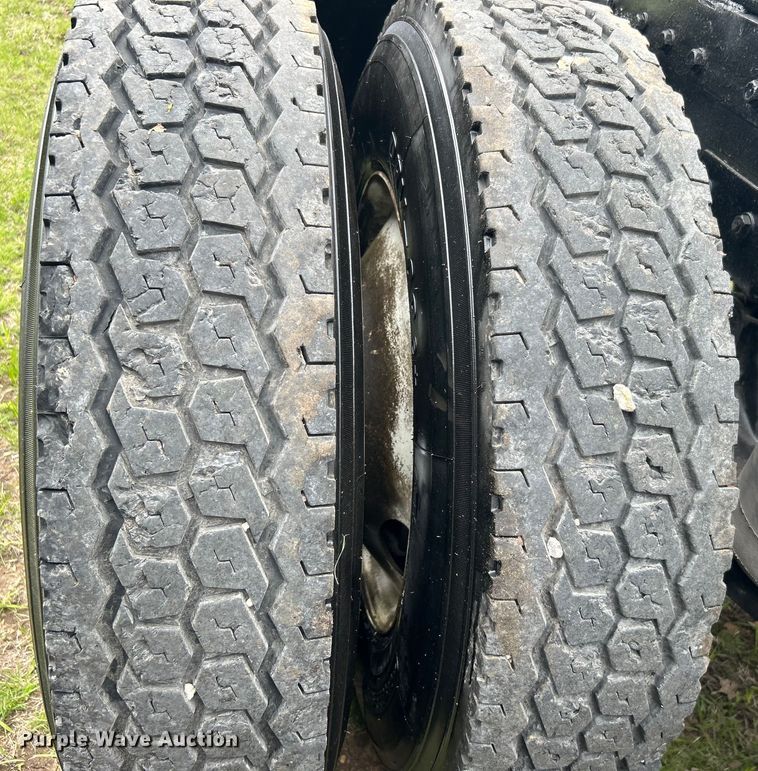 image for item DO1106 1994 Peterbilt  379 semi truck