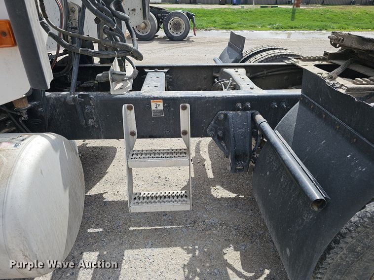 image for item DP0837 2009 Peterbilt 386 semi truck