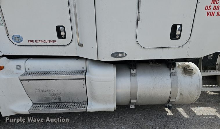 image for item DP0837 2009 Peterbilt 386 semi truck