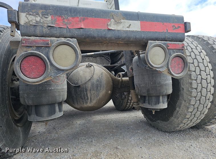 image for item DP0837 2009 Peterbilt 386 semi truck