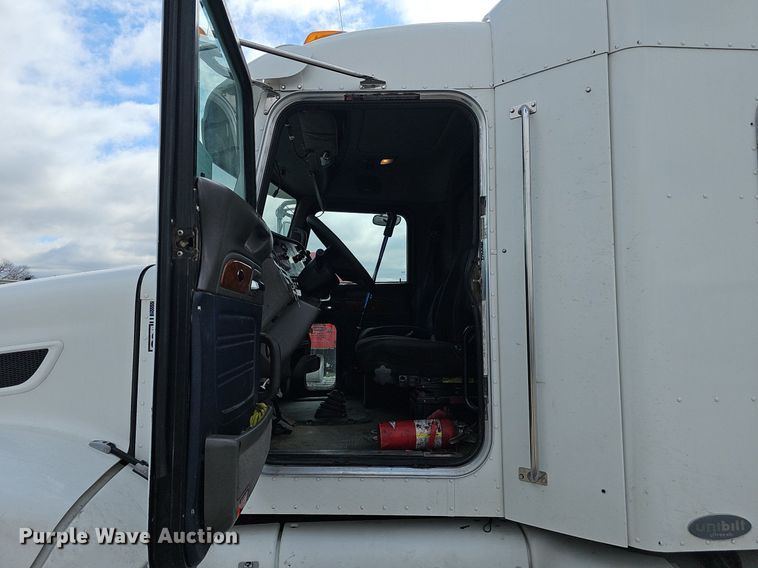 image for item DP0837 2009 Peterbilt 386 semi truck