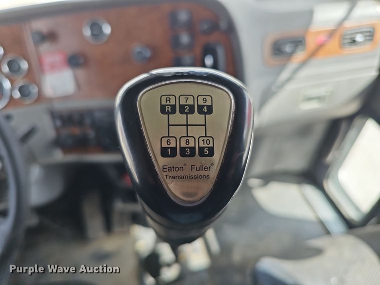 image for item DP0837 2009 Peterbilt 386 semi truck