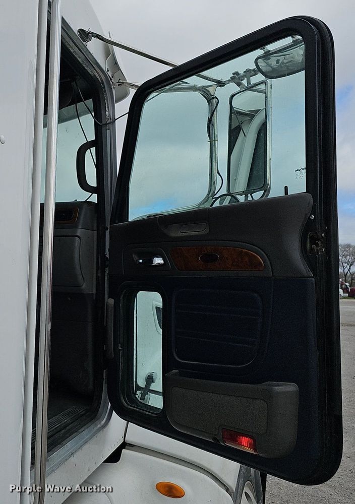image for item DP0837 2009 Peterbilt 386 semi truck