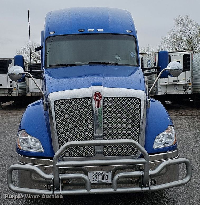 image for item DP0841 2014 Kenworth T680 semi truck